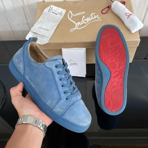 Christian Louboutin  - Säljer dessa extremt feta och unika Christian Louboutin low suede trainers! Size 40,5 fits 42-42,5. Skick 9/10. Kan gå ner i pris vid snabb affär|Finns kvitto. Box. Snören. Kort✅. Hör av dig vid minsta fundering!💯