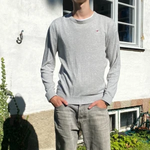Grå tjocktröja Hollister - Bekväm grå tröja från Hollister. Oerhört skön och lätt, inga defekter. 🙊Nypris 399kr