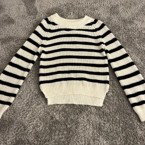 Randig stickad tröja Lindex  - Använd fåtal gånger och i fint skick, storlek 134-140 men sitter som en XS-S alltså stor i storleken