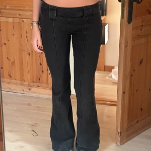 Bootcut jeans - Coola kostymliknande jeans med dragkedja på sidan. 