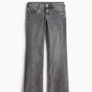 Gråa Flared low jeans från HM 💕 - Slut sålda jeans som jag säljer då dem är för stora för mig💓 dem är helt nya med prislapp, jag säljer dem för 190kr💓