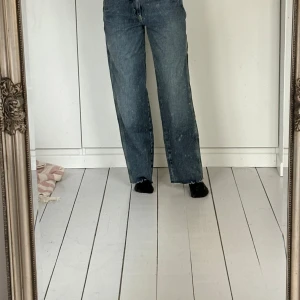 Cargojeans - Jeans med fickor på sidorna. De är aldrig använda  