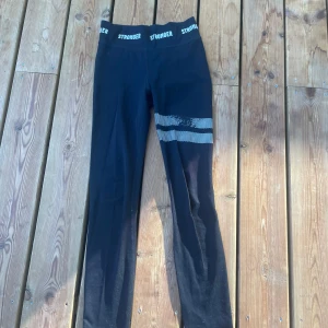 Tränings thights  - Svarta träningstights ifrån stronger i storlek xs. En del av prickarna på benet har ramlat av (se bild). Därav priset. Hör av er vid frågor