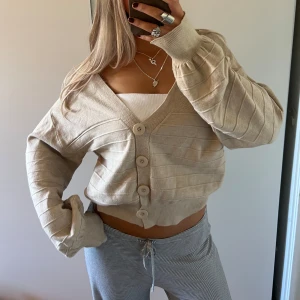 Finstickad kofta - storlek L🧸🤎🫧