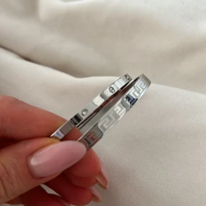 Armband  - Säljer 2 helt oanvända armband, säljer ett för 200kr eller båda för 300kr☺️ silver 