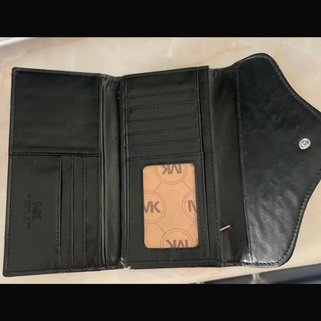 Ormskinnsmönstrad plånbok från Michael Kors - 92