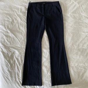 Lågmidjade vintage kostymbyxor pinstripe wide leg - Storlek 38. Mått: midja 39x2, innerbenslängd 85 (cm) 💋