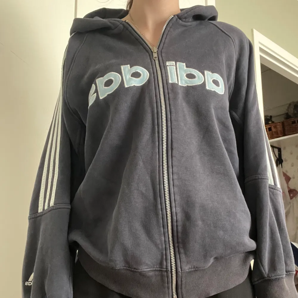 Vintage adidas zip! Köp som görs me instabox innan 21.30 postas samma dag🥰. Hoodies.