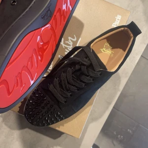 Christian Louboutin - Säljer dessa Louboutins efter som dom är för små. Väldigt schysta skor! Perfekt nu till hösten!🍁🔥pris är inte fast och tar emot trades.