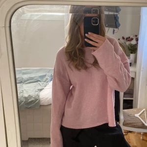 Stickad tröja  - Rosa stickad tröja, använd endast en gång 