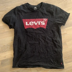 Levis herr tshirt - Levis herr tshirt i gott skick. Storlek L