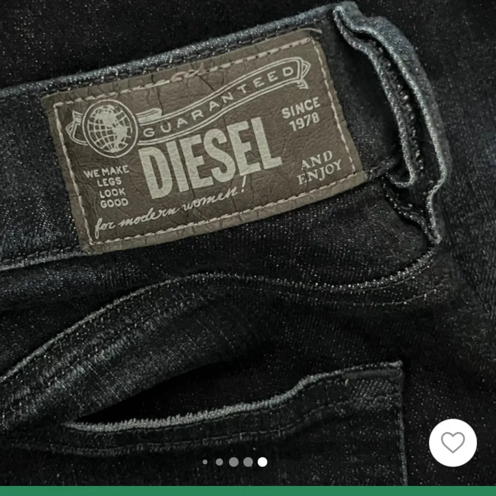JĂ€ttefina mörkblĂ„ bootcut jeans köpta pĂ„ vinted men var tyvĂ€rr lite för smĂ„ för mig :( InnerbenslĂ€ngd: 85cm YtterbenslĂ€ngd: 106cm MidjemĂ„tt:38cm tvĂ€rs över Passar nog xs-s đ (lĂ„nade bilder). Farkut & Housut.