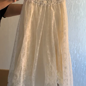 Spetsi kjol - Matchande kjol till spets tröjan också från zara i samma storlek  Både tröjan och kjolen är i bra skick 