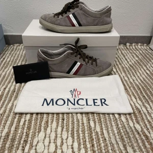 Moncler skor grå/beige  - Säljer dessa snygga passande höst skor i färgen beige/grå. Bra skick och som har allt og  som dustbag, box och kvitto. Hör av er för fler bilder och för fler information! 