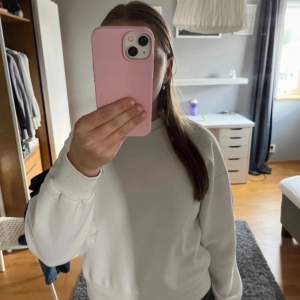 Säljer en supermjuk och bekväm vit sweatshirt från gina tricot. Den är i bra skick men har dock en liten fläck på insidan av armen (se bild 3) men det är inget man tänker på, skriv vid frågor!