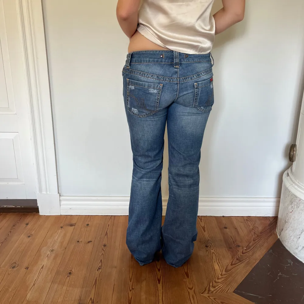 Midjemått(rätt över): 37 cm Innerbenslängd: 81 cm Modellen är: 168 cm  Skriv om ni har några frågor💗//Perfectjeans. Jeans & Byxor.