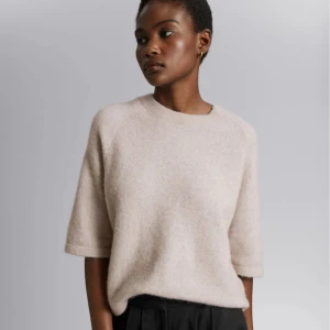 & other stories tröja - Säljer denna superfina tröja från & other stories som tyvärr inte kommer till användning 💗