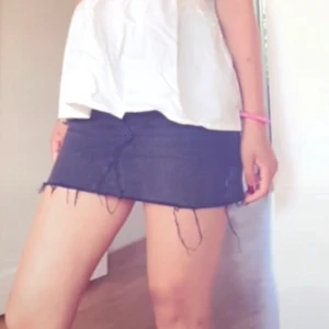 Jeanskjol - Säljer min skitsnygga jeanskjol som har sytts från ett par jeans (från Gina tricot) till denna kjolen! Väldigt hållbar och Low waisted! Tveka inte att höra av dig eller fråga en fråga!!❤️