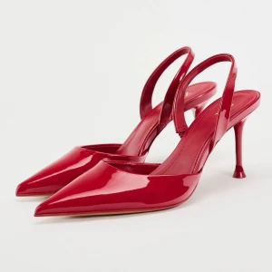 Röda klackskor - Storlek 38, inköpta i Juni, använda 2 gånger men får inte någon användning av dem tyvärr! Vissa små repor på framsidan, skickar bild vid önskan. 