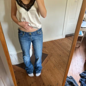 Lågmidjade jeans - Midjemått(rätt över): 42 cm Innerbenslängd: 82 cm Modellen är: 168 cm  Skriv om ni har några frågor💗//Perfectjeans