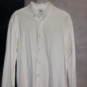Vit skjorta från Zara - En vit skjorta funkar även som overshirt från Zara, i väldigt bra skicka, Regular Fit
