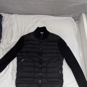 Säljer en snygg svart moncler cardigan. Använt den sparsamt och försiktigt under våren 2024 så skulle säga att den är i väldigt bra skick. Perfekt för höst och vinter! Tveka inte på att höra av er om ni har några funderingar!