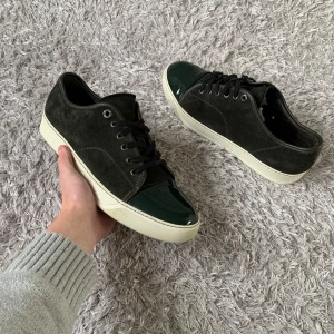 Lanvin | Skor - Säljer dessa snygga Lanvin skor! | Nästan helt nya, lite häldrag och nått tecken på användning i mockan 9 av 10 skick. | Strl UK 10 motsvarande 44. | Nypris uppemot 5k mitt pris 2k så riktig steal! | Ställ gärna frågor innan du köper!