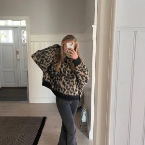 as snygg leopard mönstrad tröja!! - säljer denna eftertraktade otherstories tröja som ej säljs i butik längre. jättebra skick och är i storlek M men passar även S! 🥰🍂🥰🍁