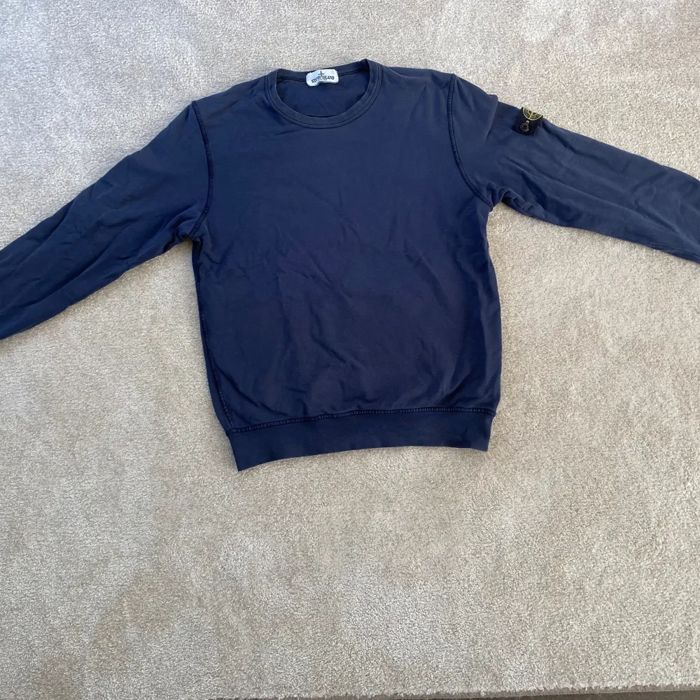 Säljer en blå Stone island crewneck i storlek 12 år. Säljes i befintligt skick. Nypris 1500kr mitt pris 499kr. Tröjor & Koftor.