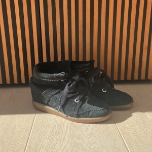 Isabel Marant skor - Världens snyggare skor från Isabel Marant.  De är såklart äkta. I modellen Bobby och de är i stl 36. Men hade absolut sagt att de defenitft passar ngn som har stl 37! Det finns en liten defekt på ena skosnöret, men aldrig ngt jag har tänkt på.🩷🩷🩷