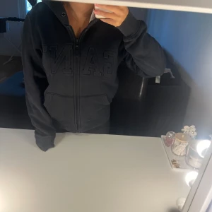 Svart hoodie med dragkedja - Säljer en marinblå GANT hoodie i storlek S. Den är ljusgrå inuti luvan. Fin, skön och användbar! 