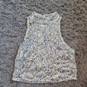 Glittrigt linne - Ett glittrigt helt oanvänt linne. Jätte fin. 