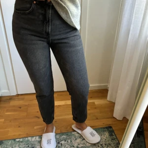 Mom jeans  - Mom jeans från bershka i storlek 36