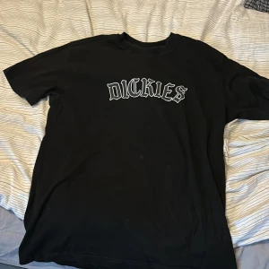 Dickies t shirt - T shirt frpn Dickies i bra skick