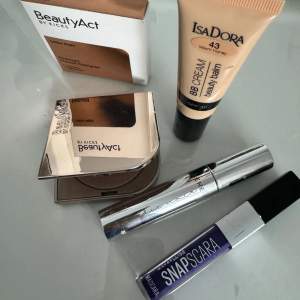 Allt detta smink för endast 100kr Två mascaror, lumene (brun) och maybeline (lila), endast testade! Highlighter, oanvänd  Bb cream, oanvänd 