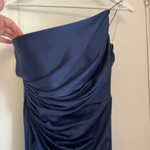 Blå balklänning - Cocktail/bal klänning, använt en gång. Orgpris 1599kr, storlek 40 men passar mig som vanligtvis bär S/M, skicka meddelande vid intresse 