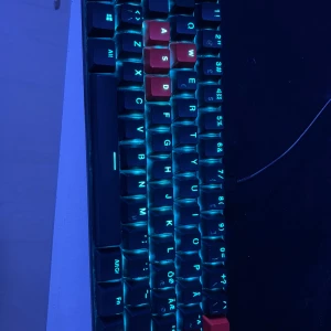 Gaming tangentbord - Stabilt gaming tangentbord, tyvärr så tänkte jag inte efter så jag klottrade på baksidan men ändå ganska cool look. Ingår knapp borttagare.