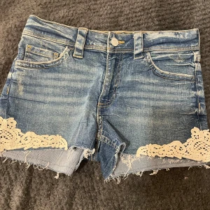 Low waist shorts - Low waist shorts med spets på sidorna.Bra skick använda 1 gång.