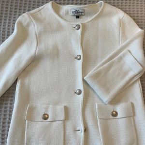 Kofta med guldknappar - Snygg tröja med guldknappar i storlek S, endast använd vid få tillfällen. 