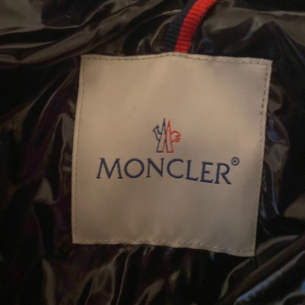 Moncler jacka, vet inte storleken. Den är svart och är mörk rosa/ljus lilla i jackan den är mjuk och skön på vintern använd ett par gånger säljer för 2500kr😚💕. Jackor.