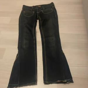 Lågmidjade bootcut jeans - Säljer dessa fina lågmidjade bootcut jeans från lee💗 dem är omsydda till bootcut och knappt använda💞 insydda i midjan men kan sprättas upp, inget man tänker på❣️