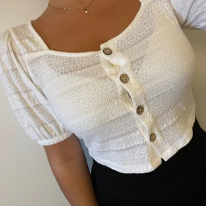 Fin mönstrad topp från Vila - Kort topp från Vila i storlek M, passar alldeles utmärkt för även de som bär S. Använt endast en gång. 