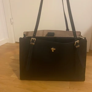 Väska - Väskan är köpt på H&M och är använd ca 3 gånger. Super fin men tyvärr kommer den inte till användning😩 priset kan diskuteras!!