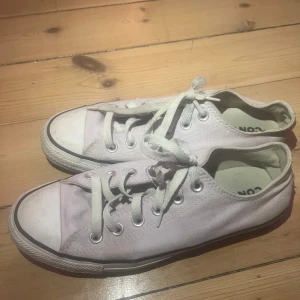 Lila Converse all star låga skor  - Säljer mina lila/ rosa Converse storlek 39,5! De är använda, skicket är bra! Hör av er vid för fler bilder eller frågor💕