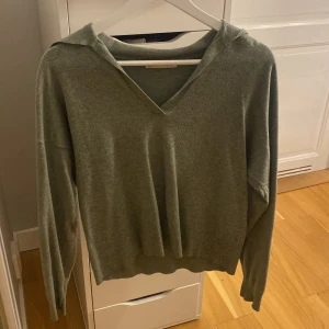 Stickad tröja🩷 - Stickad tröja från SFERA, köpt i Spanien. Storlek M men passar även S!🩷 finns ej kvar i sortimentet hos sfera 