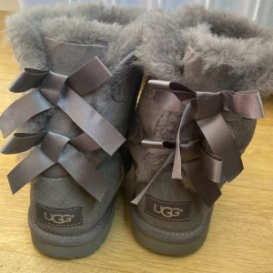 Höst skor🍁❤️ - Dessa skor har bara använts ca 5 gånger, dom är tyvärr sko storlek eu 31, uk 13 och usa 1, om man har små fötter är det perfekt men om man inte har det kan man ge skorna till sin syster eller kom kusin eller en vän.❤️🍁