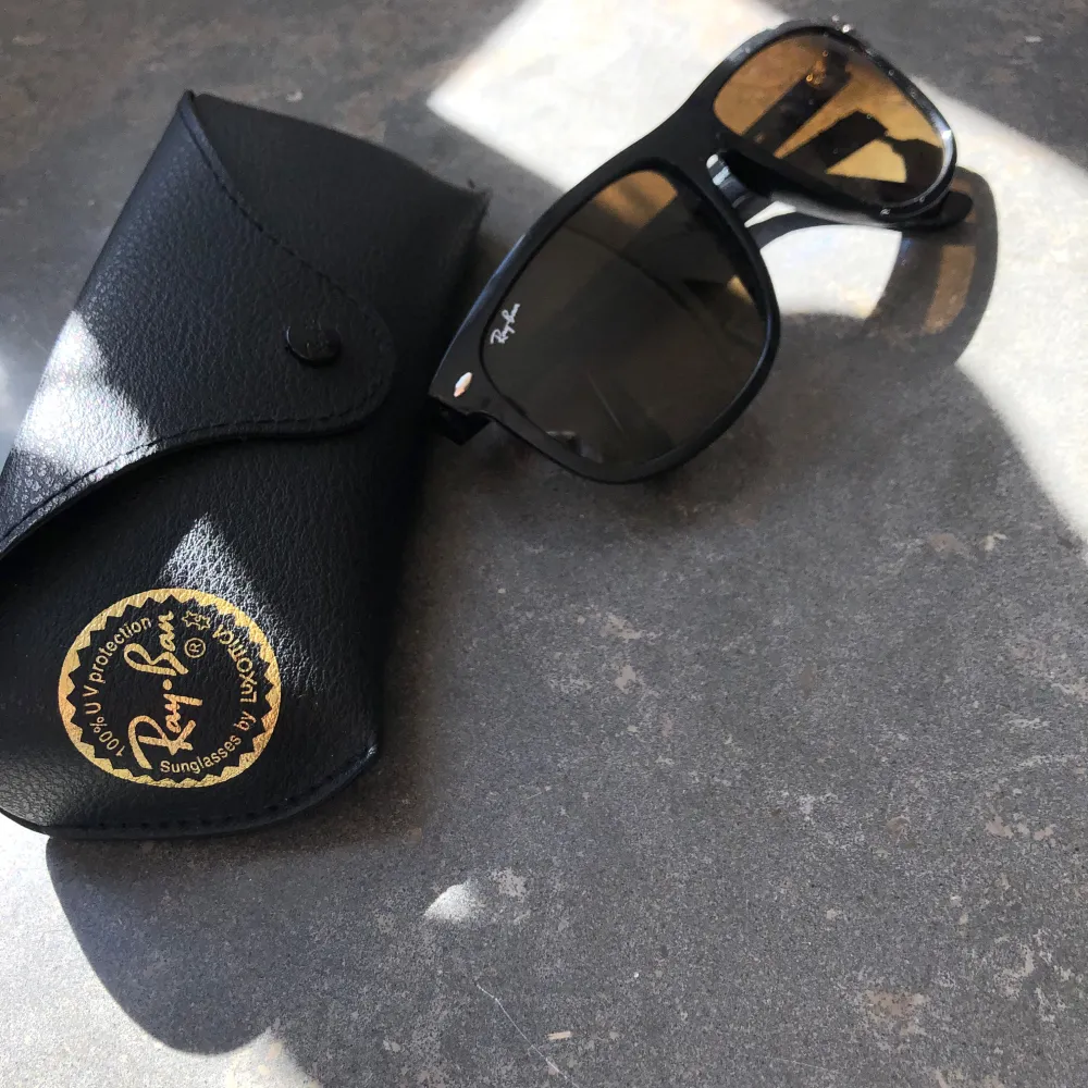 Säljer nu mina riktigt feta rayban boyfriend i dunder skick! 8,5/10. Pris är verkligen inte hugget i sten. Kom med prisförslag! Dm vid frågor eller bilder! Nypris- runt 1800kr. Övrigt.