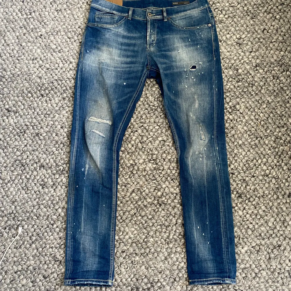 Tja! Säljer dessa sällsynta dondup jeansen, sjukt fet tvätt med slitningar. Skicket är 9/10 använda Max 5 gånger. Storlek 33. Bara att skriva om du undrar något.. Jeans & Byxor.