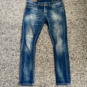 Dondup George  - Tja! Säljer dessa sällsynta dondup jeansen, sjukt fet tvätt med slitningar. Skicket är 9/10 använda Max 5 gånger. Storlek 33. Bara att skriva om du undrar något.