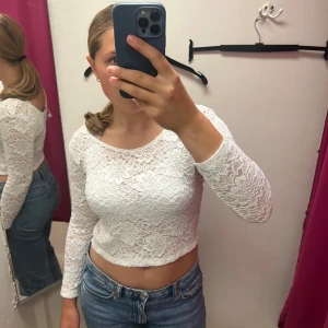 Spetstopp - En spetstopp från H&M. Bra skick, storlek L men passar mig som vanligtvis har S/M. Trekvartsärm, djup urringning på ryggen och lite croppad. Skriv gärna vid intresse eller frågor😊